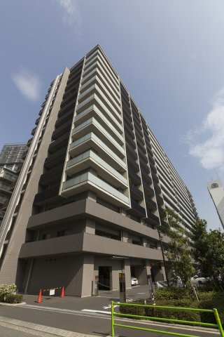 スタイリッシュな外観デザインと、青空に映える重厚感ある佇まいが魅力のマンションです。整備されたアプローチや植栽が住まう方を心地よく迎え、都市の利便性と快適な居住空間を兼ね備えた住環境が広がります。