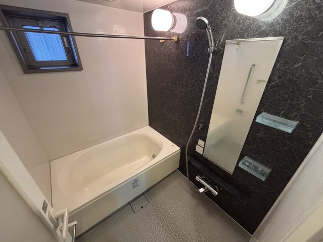 ゆったりと寛げる1418サイズのバスルーム。シックなアクセントパネルが上質な空間を演出します。小窓付きで換気しやすく、浴室乾燥機や追い焚き機能など快適なバスライフを支える設備が整っています。