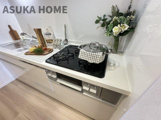 NICアーバンヒル井土ヶ谷レフトウィングのキッチン|3つ口コンロなので、一度に複数の調理が出来るので、家事の時短になりそうですね。