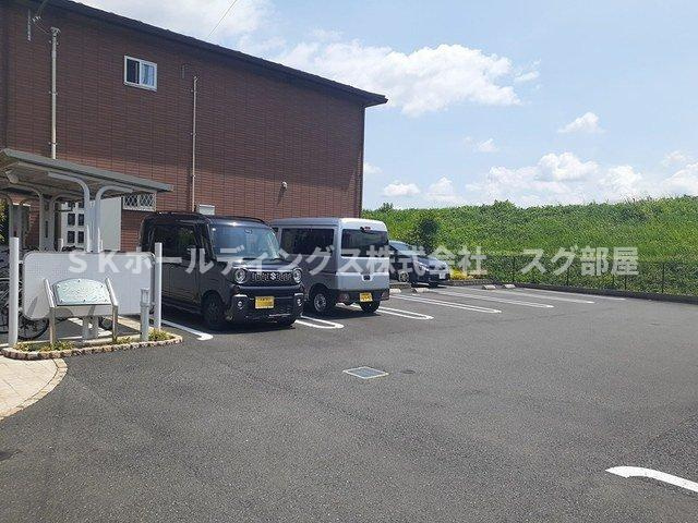 プルメリアＦの駐車場
