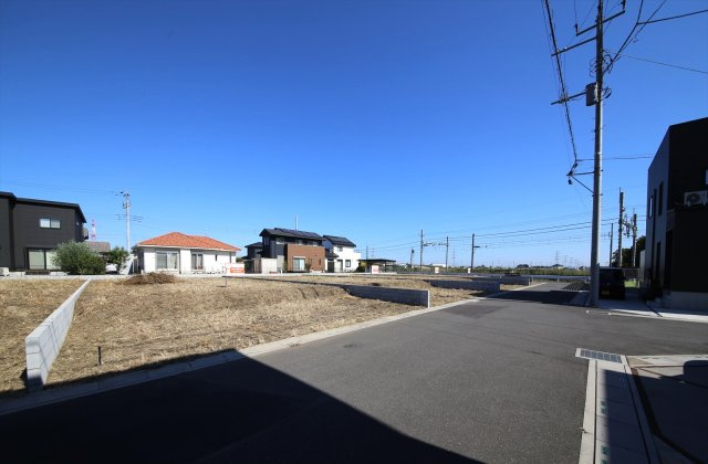 久喜市八甫 第八期 全７区画の前面道路含む現地写真|前面５～６ｍ道路。