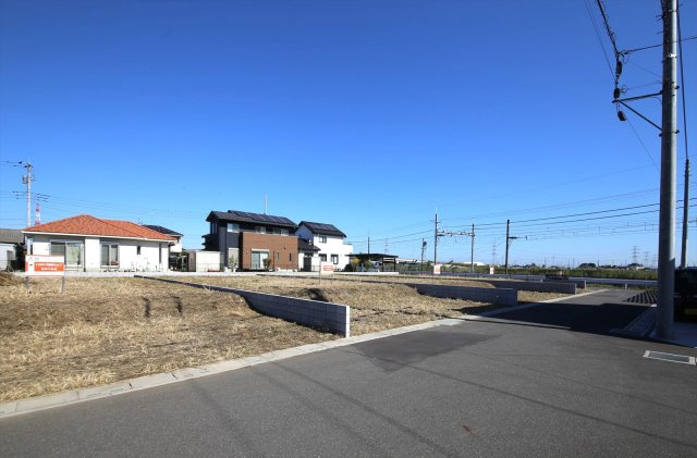 久喜市八甫 第八期 全７区画の前面道路含む現地写真|南西から撮影。