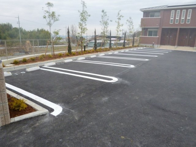 サンハイツ北六甲五番館の駐車場