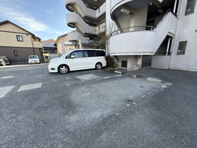ラ　グレイス姫路の駐車場