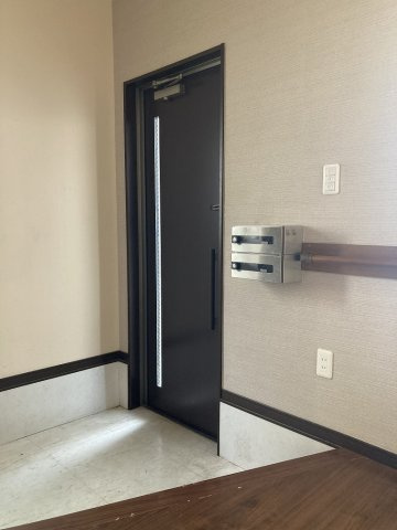 西中延二丁目14戸建（借地権）の玄関