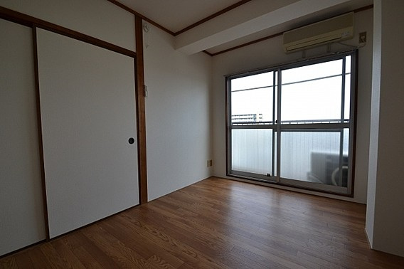 フレンドマンションの洋室
