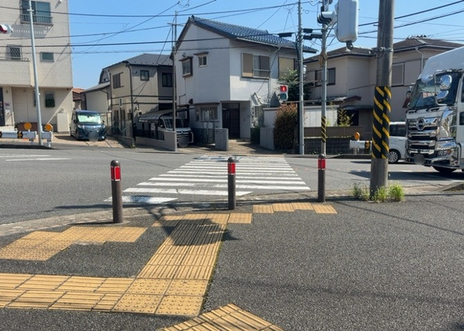 【前面道路含む現地写真】 | 住宅用の土地では前面道路に2m以上接していなければならないと法律で定められています。しかし、お持ちの車のサイズやライフスタイルなどにより、2mでは利便が悪い場合もございますので、事前に確認しましょう。