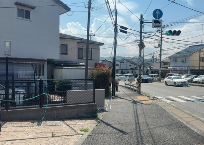 【前面道路含む現地写真】 | 道幅が広い場所は日当たりや風通が良好です。幅が広いのですれ違いも可能ですし大きな車でも駐車可能！一方で、大型車が通ることも多くなるため交通量の増加により騒音に繋がります。また土地の値段が高くなります。