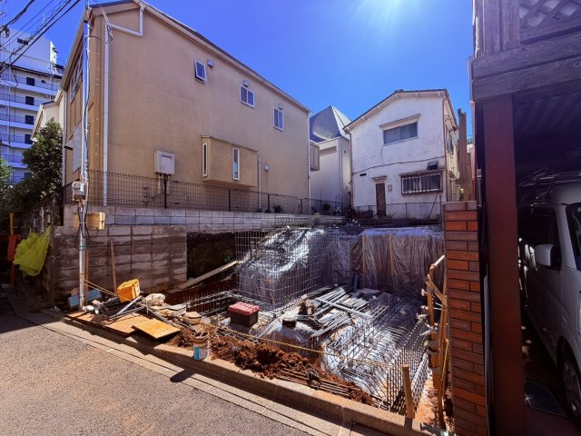 【外観】 | 中野区中央２丁目　新築戸建て | 【建築中】これからカタチになる新築、暮らしの夢が膨らむ現地
