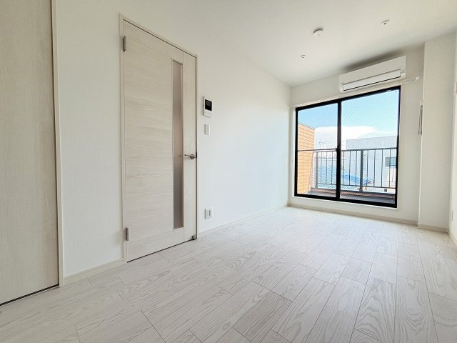 ヴェルメゾン三津屋中の洋室