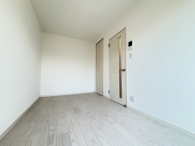 ヴェルメゾン三津屋中の洋室