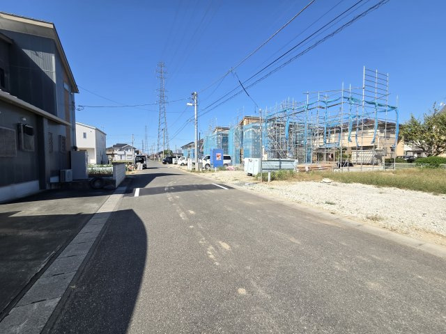 新築　太田市岩松町3期　GRAFARE　4号棟	の前面道路含む現地写真|現地写真　南側接道幅員約6ｍ