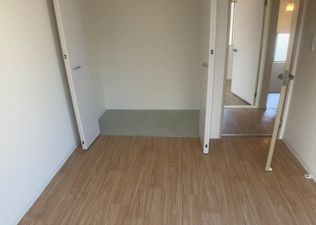 【収納】 | 衣類や生活用品をすっきりと整理整頓できる便利なクロゼット収納を備えています。部屋の中に物が溢れず、居室空間を広く有効活用することが可能です。各部屋の収納力を活かして快適な暮らしを実現します。