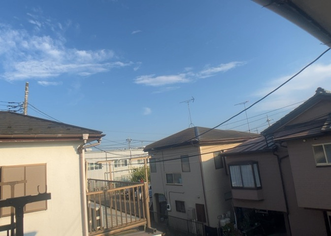 【展望】 | バルコニーからの眺望です。リバーサイドに位置しており、周囲は閑静な住宅地が広がっています。周辺に大きな遮蔽物がなく、心地よい風と明るい光を感じながら毎日穏やかに過ごせる開放的な住環境が魅力。
