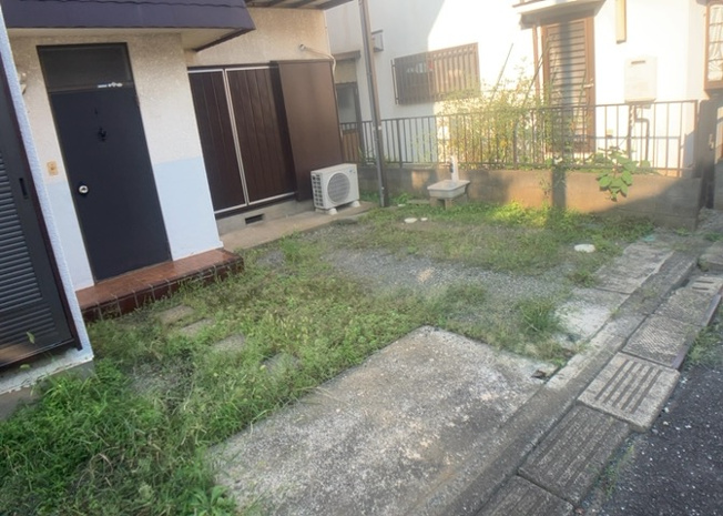 【駐車場】 | 敷地内にはカースペースがあり、駐車2台可能なスペースを確保しています。ご家族で所有する複数台の車や来客時の駐車にも柔軟に対応可能。前面道路は幅員4.5mの南側私道で、車の出し入れもスムーズです。