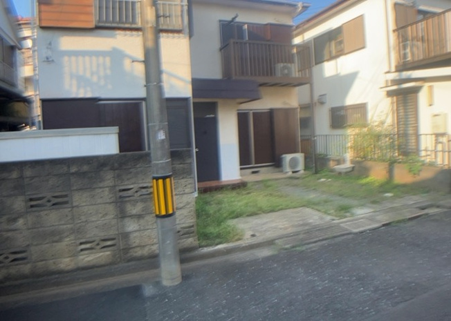 【前面道路含む現地写真】 | 南側に位置する前面道路は幅員約4.5mの平坦地となっています。交通量が少なく静かな住環境が保たれており、車の出し入れも落ち着いて行えます。周辺は閑静な住宅街で小さなお子様がいるご家庭も安心。