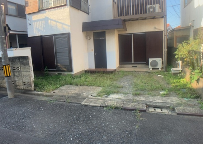 【前面道路含む現地写真】 | 南側道路に面した整形地で、優れた日当たりを確保しています。道路との接道部分も平坦になっており歩行や車の移動も快適です。八王子市犬目町の閑静なエリアで穏やかな暮らしをスタートできます。