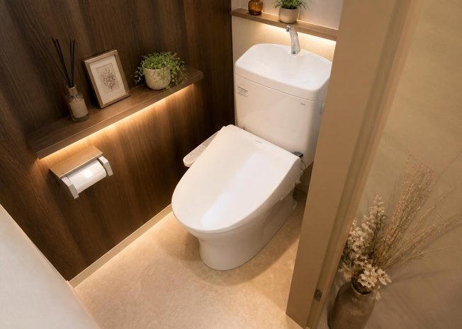 【トイレ】 | 2025年6月の内装リフォーム時に新調された温水洗浄便座付きの清潔なトイレです。毎日使う空間だからこそ綺麗な状態で気持ちよくご利用いただけます。換気窓も備わっており衛生面も良好に保てます。