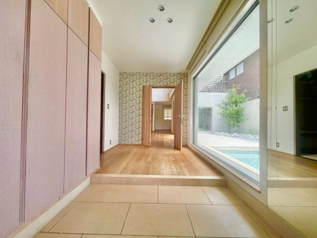 長久手市市が洞一丁目戸建の玄関|大きな窓から光が差し込む、明るく開放的な玄関。住まいに帰るたび、心地よさを感じられる空間です。　