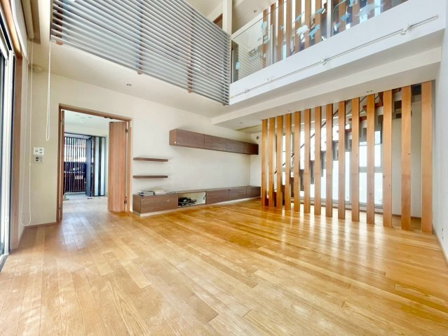 長久手市市が洞一丁目戸建の居間・リビング|吹抜が生み出す開放感と、たっぷりの陽光が魅力の広々としたリビング。木の温もりを感じる心地よい空間です。