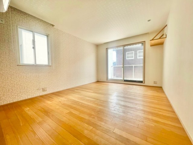 長久手市市が洞一丁目戸建の洋室|2階洋室。2面採光で明るく、アクセントクロスが上品な印象のお部屋。寝室や書斎、子供部屋など多用途に活用できます。
