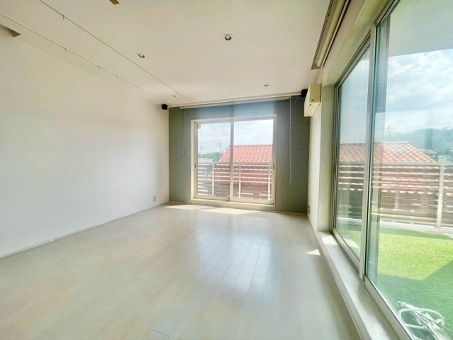 長久手市市が洞一丁目戸建の洋室|3階居室。ルーフテラスに面した明るく開放的なお部屋です。外からの視線も気になりにくく、プライバシーにも配慮されています。