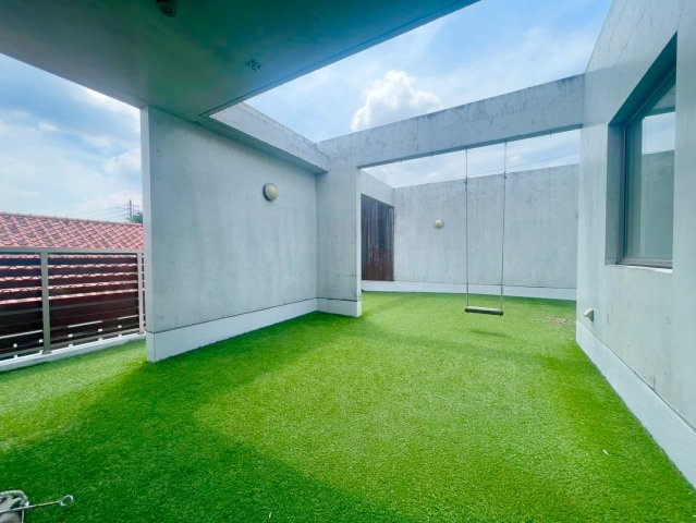 長久手市市が洞一丁目戸建のバルコニー|人工芝張りの開放的なルーフテラス。周囲からの視線も気になりにくく、お子様の遊び場やくつろぎスペースとして活用できます。