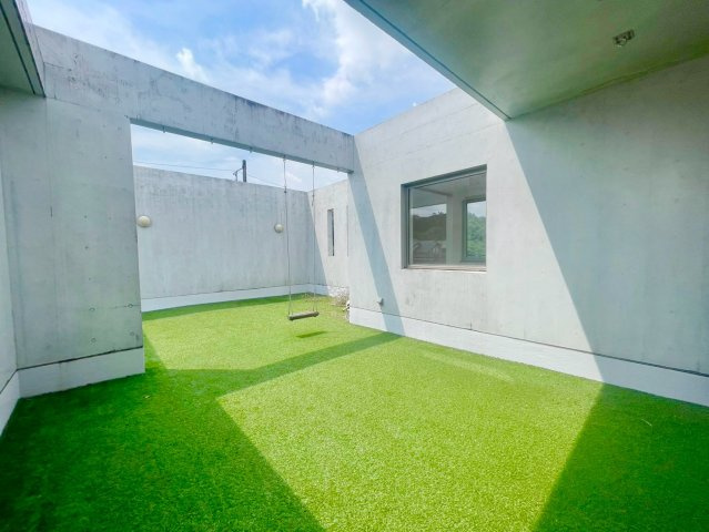 長久手市市が洞一丁目戸建のバルコニー|人工芝張りの開放的なルーフテラス。周囲からの視線も気になりにくく、お子様の遊び場やくつろぎスペースとして活用できます。