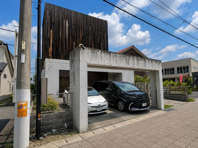 長久手市市が洞一丁目戸建の外観|大切な愛車を守る独立型ガレージ。防犯性にも配慮したゆとりある駐車スペースです！