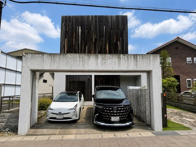 長久手市市が洞一丁目戸建の外観|正面から見るとさらに際立つ存在感。重厚なガレージが住まいの格を演出します