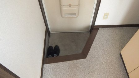 isメゾン西船橋の玄関|玄関横にちょっとしたスペースがあります