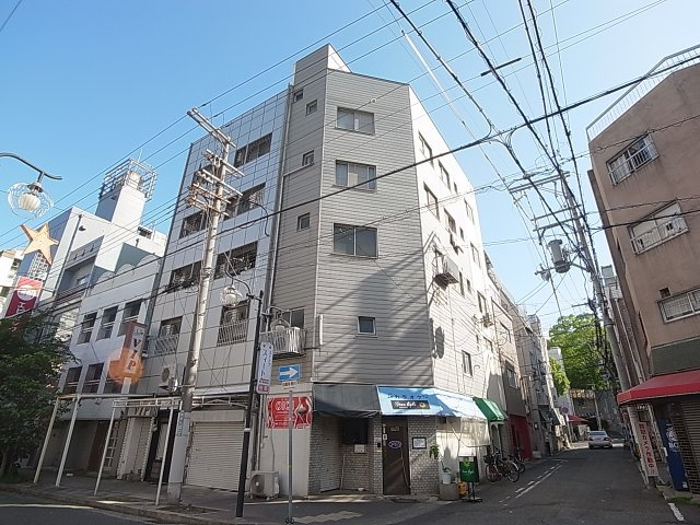 サンビルダー湊川の外観|日当たりの良い角地に立地してます