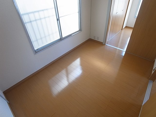 サンビルダー湊川の居間・リビング|室内全面改装。非常にキレイです