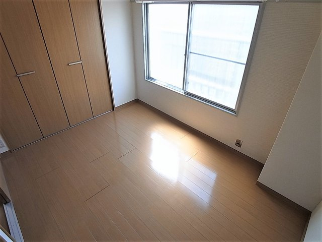 サンビルダー湊川の内装|キッチンスペースの横の洋室をリビングのように使えます