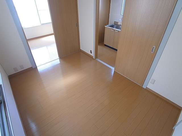 サンビルダー湊川の内装|日当たりのよいにキレイな室内