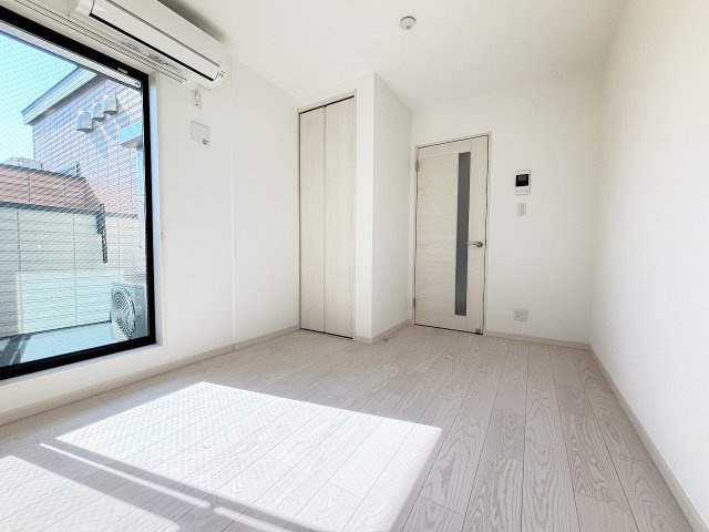 ヴェルメゾン三津屋中の洋室