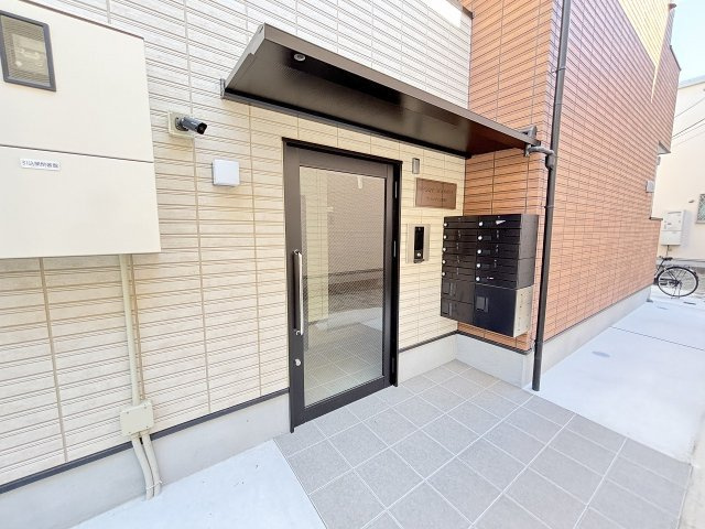 ヴェルメゾン三津屋中のエントランス
