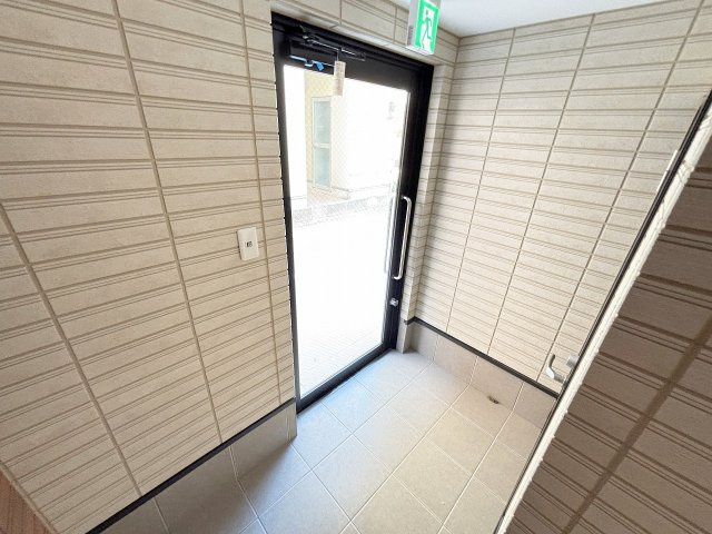 ヴェルメゾン三津屋中のエントランス