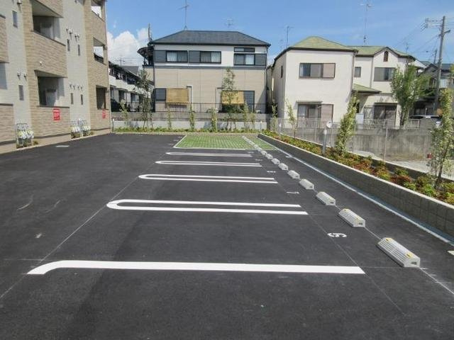 グレイスヒルズ　ウエガハラⅡの駐車場