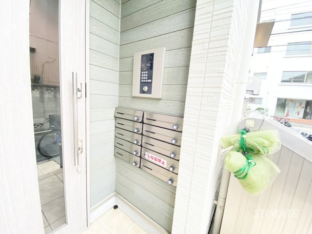 マージュ西小岩のエントランス|オートロックのエントランスと集合ポストです