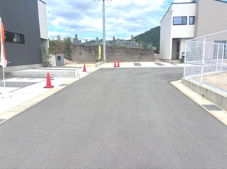 【前面道路含む現地写真】 | 東広島市西条町御薗宇　NO13【49坪】 | 整った街並みと前面道路の状況です。幅員がしっかり確保されており、車のすれ違いや敷地内への駐車もスムーズに行える配慮された環境です。