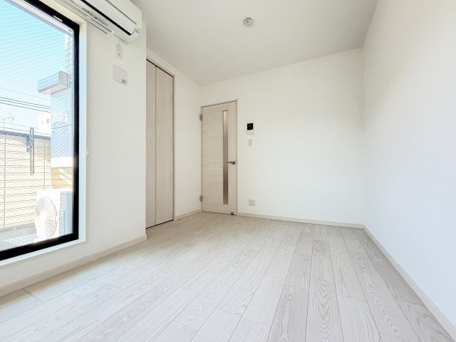 ヴェルメゾン三津屋中の洋室