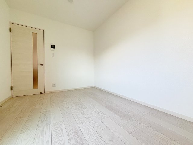 ヴェルメゾン三津屋中の洋室
