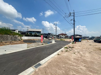 【外観】 | 廿日市市地御前北3丁目（全12区画）No５ | 前面道路から見た分譲地全体の景観。アスファルト舗装や側溝などの開発道路が美しく整えられています。交通量が少なく静かな環境で、落ち着いた暮らしが実現できます。