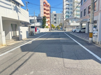 【前面道路含む現地写真】 | 西区東観音町（全3区画）1号棟　 | 前面道路は幅員にゆとりがあり、視界を遮る大きな建物が少ないため、開放的な印象です。平坦な道のりで、小さなお子様連れやベビーカーでの移動もスムーズに行えます。