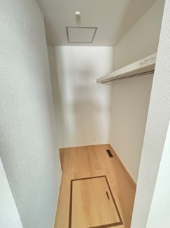 【収納】 | 西区東観音町（全3区画）1号棟　 | 1階洋室に隣接する大容量のウォークインクローゼットです。枕棚とハンガーパイプを備えており、衣類や季節物、スーツケースなどもまとめて収納可能。室内を広く使うための心強い設備です。