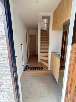 【玄関】 | 安佐北区落合南1丁目　全3区画　NO3 | 明るい木目調の建具で統一された清潔感のある玄関です。お出かけ前の身だしなみチェックに便利な大型の姿見鏡付きシューズボックスを備えており、玄関まわりをすっきりと保てます。