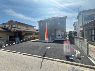 【外観】 | 東広島市黒瀬切田が丘3丁目　1棟 | グレーを基調としたモダンな外観デザイン。前面には並列で複数台の駐車が可能な広々としたスペースを確保しています。お車での来客時や、家族それぞれの所有車にも柔軟に対応できるゆとりが特徴です。