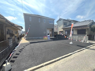 【外観】 | 東広島市黒瀬切田が丘3丁目　1棟 | 敷地前面はアスファルト舗装が施され、並列での駐車が可能です。車数台を停めても余裕がある広さのため、自転車やバイクの駐輪、お子様のビニールプール遊びなど、外空間を存分に活用できます。