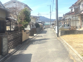 【前面道路含む現地写真】 | 東広島市黒瀬切田が丘3丁目　1棟 | 周辺は落ち着いた住宅街が広がる閑静な環境です。前面道路は視界が開けており、日当たりや通風も期待できます。交通量が少なく、お子様がいるご家庭でも安心感のある立地です。